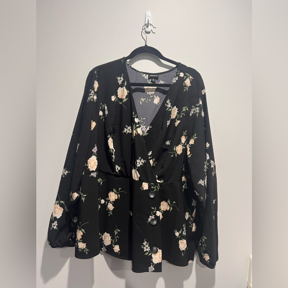 Torrid Black Floral Long Sleeves Button Side V-Neck Wrap Blouse Top Size 5